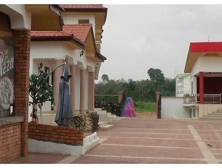True Vine Hotel Kumasi Extérieur photo